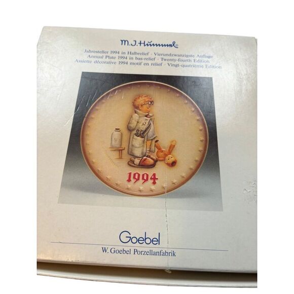 M.J. Hummel Annual Plate 1994 Bas-Relief Twenty-Fourth Edition Goebel Porcelain - Picture 3 of 6